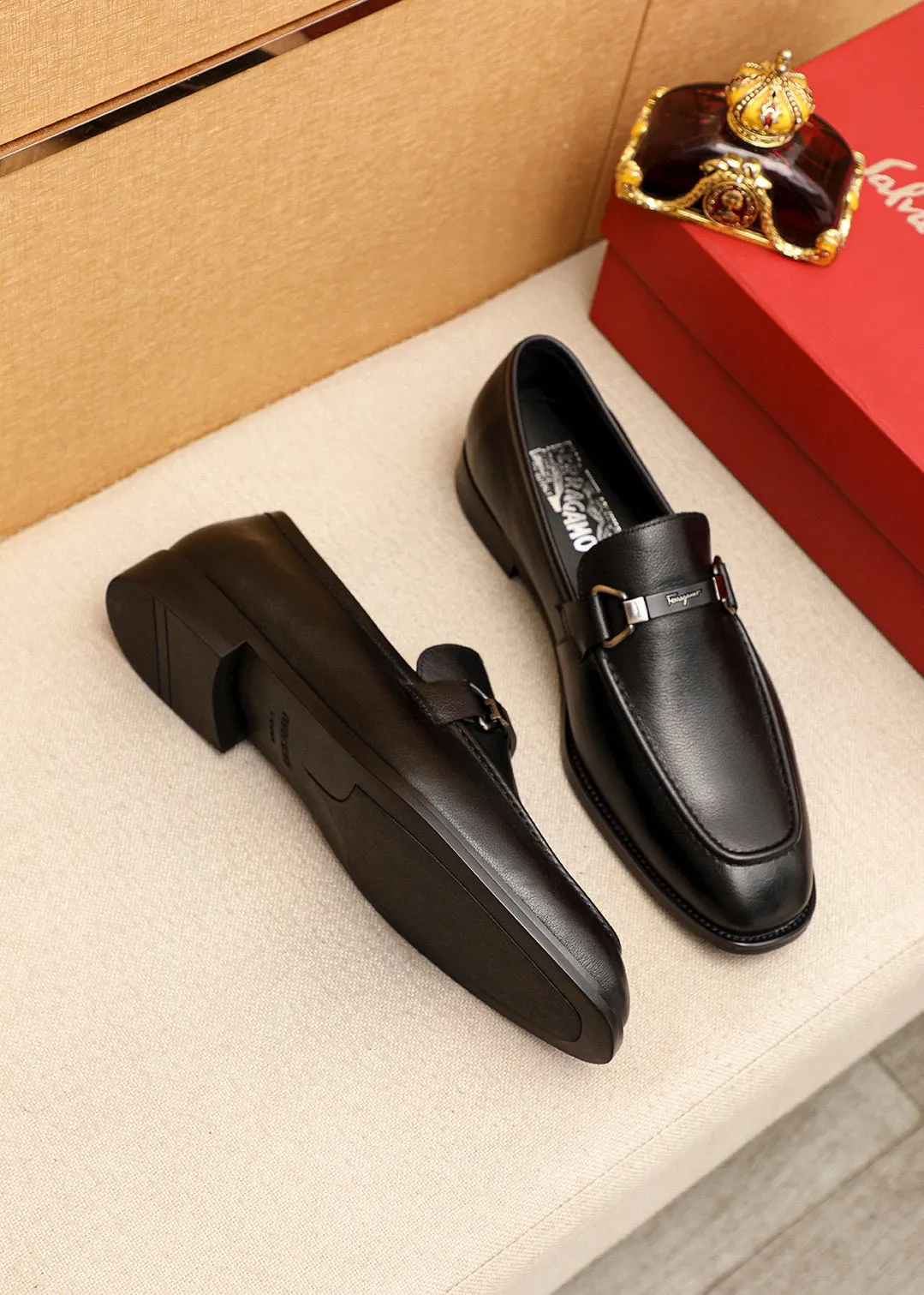 Men's shoes💰460💰 Product trademark: Ferragamo "Ferragamo" casual leather shoes Regular size: 38-44 (45🉑️customized) Product materials: Selected imported first-layer calfskin upper + luxury hardware buckle, imported water-dyed cow leather lining. Strong three-dimensional visual effect, original outsole Color: 3⃣️colors available